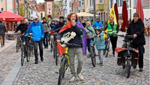 Rund 30 Fridays for Future-Radler und –Radlerinnen setzen  ein Zeichen für eine zukunftsfähige Mobilität. Foto: Birgit Heinig