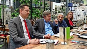 Diskussion zwischen Pflanzen und Harken: Johannes Fechner (von links) und Martin Rosemann im Gespräch mit Gewerkschaftern und Betriebsräten. Foto: Lienhard