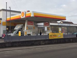 Die Geislinger Shell-Tankstelle ist überfallen worden. Foto: (nil)