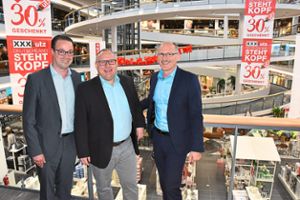 Julian Viering, Thomas Full und Volker Michels (von links) sind mit den Geschäften im Möbelhaus XXXLutz zufrieden.    Foto: Spitz