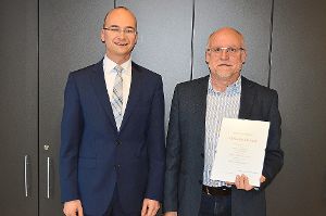 Bürgermeister Martin Ragg (links) überreicht zum Dienstjubiläum  eine Urkunde an Alfred Haberstroh (rechts). Foto: Bantle Foto: Schwarzwälder-Bote