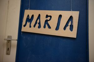 Das Namensschild der damals verschwundenen Maria hängt an ihrer Zimmertür in der Wohnung ihrer Mutter. Foto: dpa
