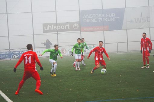 Schirmt den Ball ab: Löffingens Alexander Schuler hat drei Donaueschinger Gegenspieler im Rücken. Foto: Bächle Foto: Schwarzwälder Bote