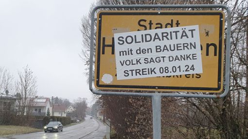 Solidaritätsbekundung an einem Ortsschild in Hechingen Foto: Roth