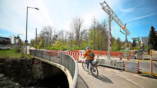 Die Brücke in der Peterzeller Straße in Villingen bleibt noch länger ein Nadelöhr. Foto: Marc Eich