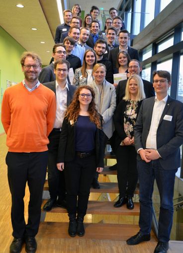 23 Studierende der Hochschule Albstadt-Sigmaringen haben Deutschlandstipendien erhalten. Das Bild zeigt sich zusammen mit Vertretern jener Firmen, die sich an der Finanzierung dieser Stipendien beteiligen. Foto: Korinth Foto: Schwarzwälder Bote