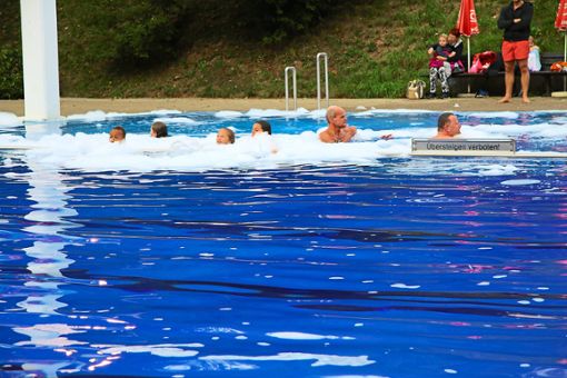 Lila gefärbtes Wasser und, vor allem im Nichtschwimmerbereich, duftendes Schaumbad sind Attraktionen beim Abschlussfest im Waldsportbad. Foto: Kommert Foto: Schwarzwälder Bote