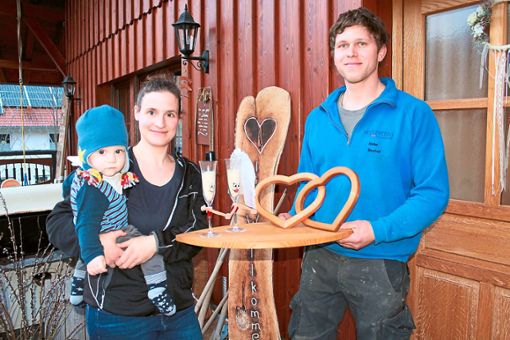 Fabian und Martina Hofer mit Sohn Toni freuen sich auf ihre erste Ausstellung in der kleinen KiD-Galerie in Hofstetten.  Foto: Störr