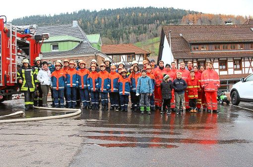 Ihre Hauptübung absolvierte  die Alpirsbacher Jugendfeuerwehr mit dem  Jugend-Einsatz-Team der örtlichen DLRG-Gruppe  bei der Alpirsbacher Klosterbrauerei. Foto: Jugendfeuerwehr Foto: Schwarzwälder-Bote