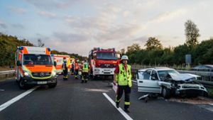 Bei einem Auffahrunfall auf der Autobahn 81 bei Rottenburg sind acht Menschen verletzt worden. Ein 23-Jähriger war mit seinem Auto auf ein Stauende aufgefahren und gegen mehrere Autos geprallt. Foto: SDMG / Dettenmeyer