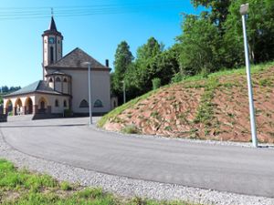 Zur evangelischen Kirche in Betzweiler kommt man nun auch  über eine barrierefreie Zufahrt. Fotos: Wiegert Foto: Schwarzwälder Bote