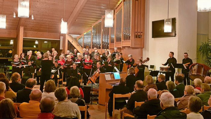 Konzert in Loßburg: Kirchenchor und Liederkranz machen aus der Not eine Tugend