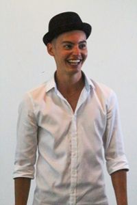 Mit schwarzem Hut und weißem Hemd: Fabian Hernando. Foto: Schwarzwälder Bote