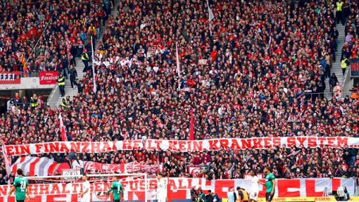 In den Bundesliga-Stadien reißt die Protestwelle gegen die DFL nicht ab – wie hier in Freiburg. Foto: imago/Jöran Steinsiek