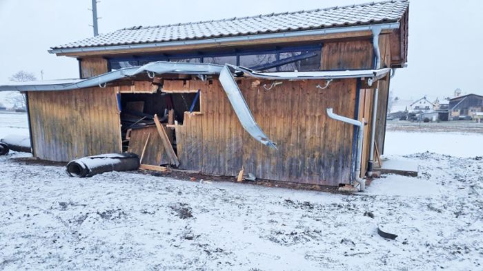 Geklauter Traktor brennt aus: Zerstörungsfahrt in Bad Dürrheim – das ist bislang bekannt