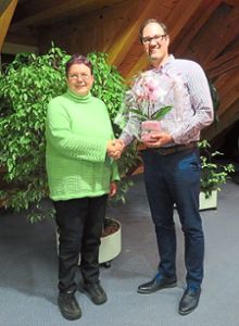 Bürgermeister Bernd Heinzelmann bedankt sich mit Blumen bei Claudia Wimmler. Foto: Gemeinde Foto: Schwarzwälder Bote