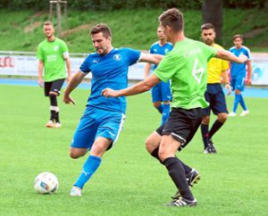 Wie in jedem Jahr gehen die Kicker des VfL Nagold (blaue Trikots) als Favorit in die Stadtmeisterschaft. Foto: Priesterbach