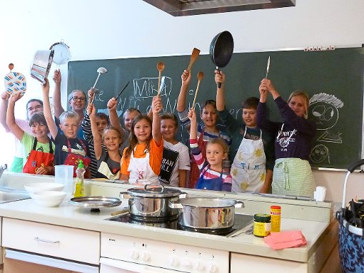 Alle ran an die Kochlöffel: Viel Spaß haben die Kinder beim Zubereiten ihres Menüs. Foto: Hauser Foto: Schwarzwälder-Bote