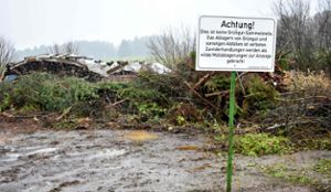 Das Verbotsschild an der Grüngutsammelstelle Stetten zeigt bislang wenig Wirkung. Foto: kw Foto: Schwarzwälder Bote