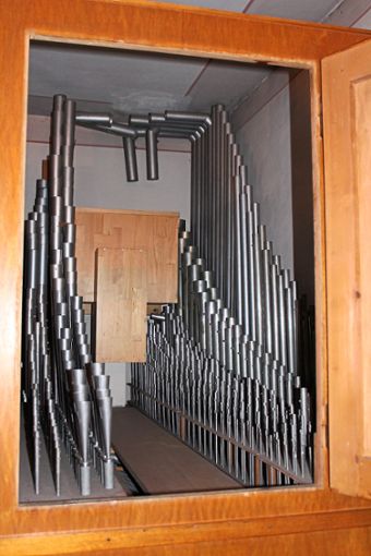 Um an die defekte Windlade zu gelangen, muss der Orgelbauer alle darüber liegenden Pfeifen in diesem Teil des Instruments ausbauen. Foto: Schwarzwälder Bote
