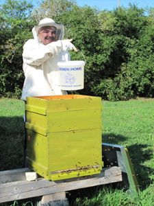 Hat die Imkerei für sich entdeckt: Georg Miller in der Imkertracht bei seinen Bienenstöcken Foto: Gauggel Foto: Schwarzwälder Bote