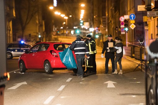 Auf der Hauptstätter Straße in Stuttgart sichern Beamte den Tatort. Foto: www.7aktuell.de | Oskar Eyb