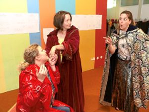 Shakespeares wilde Weiber spielen (von links): Sabrina Samer, Birgit Kerstin und Eva-Maria Weiß. Foto: Glaser Foto: Schwarzwälder Bote