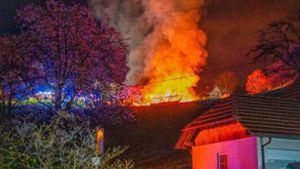 Der Dachstuhl des Bauernhofs in Haslach-Bollenbach brannte schon lichterloh, als die Feuerwehr eintraf. Foto: Einsatzreport24
