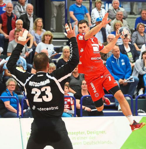 Mit konzentriertem Blick springt Linkshänder Jannik Hausmann BHC-Keeper Bastian Rutschman entgegen. Foto: Eibner Foto: Schwarzwälder Bote