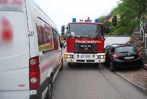 Hier geht nichts mehr: Ein Transporter macht die Weiterfahrt der Feuerwehr unmöglich.  Foto: Klormann