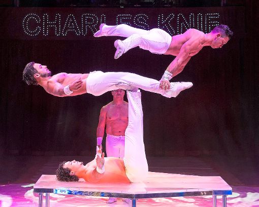 Bei den Vorstellungen des Zirkus Charles Knie in Horb stellen die Mitglieder der Messoudi-Truppe ihre Handstandnummer vor.  Foto: Brocks