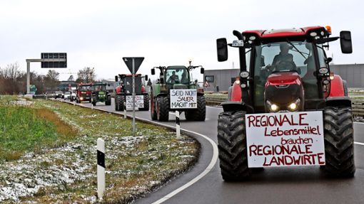 In Balingen-Endingen starteten rund 400 Traktoren, bei Bisingen-Steinhofen verließen sie die B27. Foto: Kauffmann