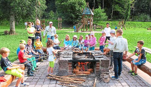 Nach der anstrengenden Schatzsuche grillten die Kinder zur Stärkung Würste über dem Feuer. Foto: Stadler Foto: Schwarzwälder-Bote