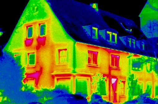 Wärmebild eines Hauses. Deutlich zu sehen sind Bereiche, in denen besonders viel Wärme nach außen entweicht (rot). Besonders die Dämmung von Fenstern und Fassaden spart Energie. Foto: dpa-tmn