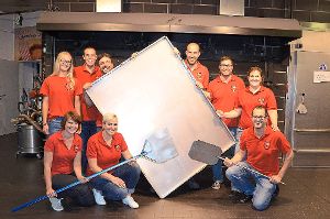 Auf diesem großen Blech soll das Rekordbackwerk des Musikvereins Altburg realisiert werden.  Foto: Stocker Foto: Schwarzwälder-Bote