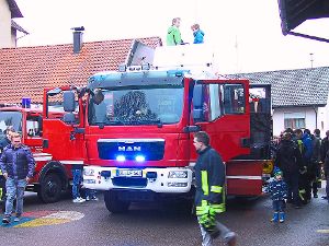 Das neue Feuerwehrfahrzug HLF10 für die Abteilung Heiligenzimmern haben viele Interessierte in Augenschein genommen. Foto: May Foto: Schwarzwälder-Bote