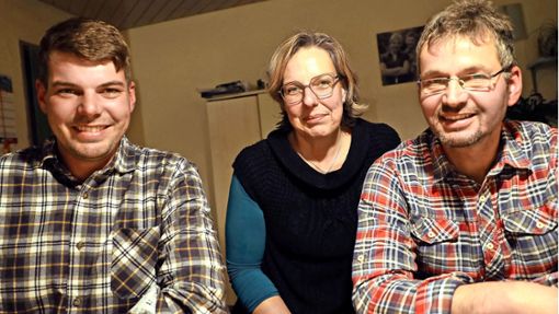 Johannes, Tamara und Jürgen Hummel (von links) bewirtschaften in Obereschach einen Hühnerhof. Foto: Birgit Heinig