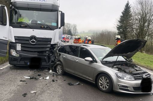 Bei einem schweren Unfall auf der B27 zwischen Blumberg und Riedböhringen sind mehrere Fahrzeuge heftig ineinander gekracht. Das sorgt in der Folge für einen langen Stau auf der Straße. Foto: Stefan Band