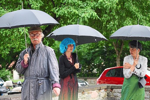 Die Regenschirme waren bei der Theaterpremiere in Dettingen gar nicht mal so theatralisch. Foto: Lück