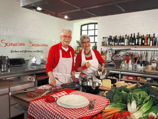 Martina und Moritz bereiten Capuns zu, eine Schweizer Spezialität.  Foto: Vögele