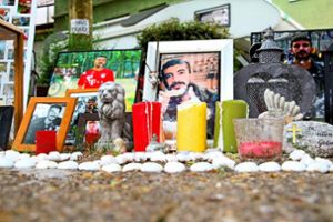 Kerzen und Bilder am Tatort erinnern an den getöteten Umut K. Jetzt sind zwei junge Männer, die einen Rachemord geplant hatten, zu langjährigen Freiheitsstrafen verurteilt worden. Foto: Dick