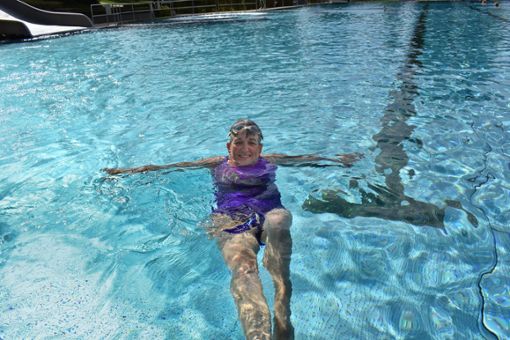 Heidrun Sting genießt die letzten Tage der Freibadsaison 2018. Sie kommt jeden Morgen in das Balinger Bad, um ihre Runden zu schwimmen.  Foto: Merk
