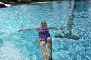 Heidrun Sting genießt die letzten Tage der Freibadsaison 2018. Sie kommt jeden Morgen in das Balinger Bad, um ihre Runden zu schwimmen.  Foto: Merk