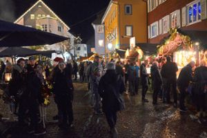 Am Samstagabend drängen sich die Besucher auf dem Oberndorfer Weihnachtsmarkt.   Foto: Wegner
