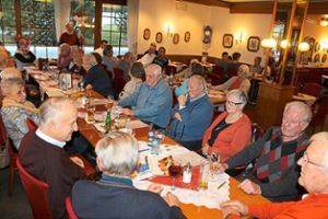 Rund 35 Senioren des TSV Burladingen saßen gemütlich beisammen bei ihrer Weihnachtsfeier im Café Roder.  Foto: Pfister Foto: Schwarzwälder Bote