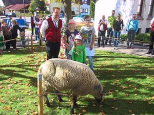 Den Hammel gewann Sarah Vollmer (vorne), Lukas Voigt (rechts) erhielt den Wecker und über Wurstwaren durfte sich Lena Basler freuen. Foto: Schwarzwälder-Bote