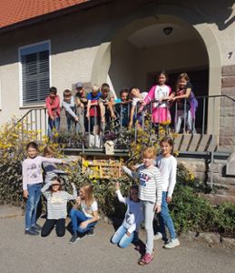 Wildbienen haben dank der Schüler der Grundschule Bergfelden einen neuen Nistkasten. Fotos: Christine Fries Foto: Schwarzwälder Bote
