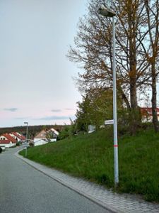In Neuweiler und Zwerenberg werden 50 Straßenlampen auf LED umgerüstet – wie hier in der Unteren Haldenstraße.  Foto: Oehler Foto: Schwarzwälder Bote