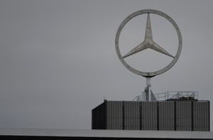 Der Autobauer Daimler hat in seinem Stammwerk in Stuttgart-Untertürkheim die Verträge von knapp 690 Zeitarbeitern auslaufen lassen.  Foto: dpa