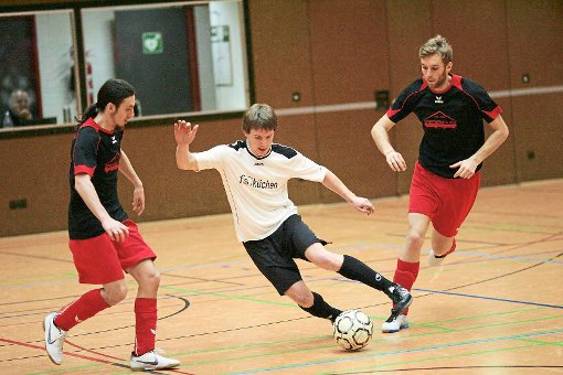 Gewagte Dribblings sind von den B-Liga-Kickern in Burladingen gefragt. Foto: Kara
